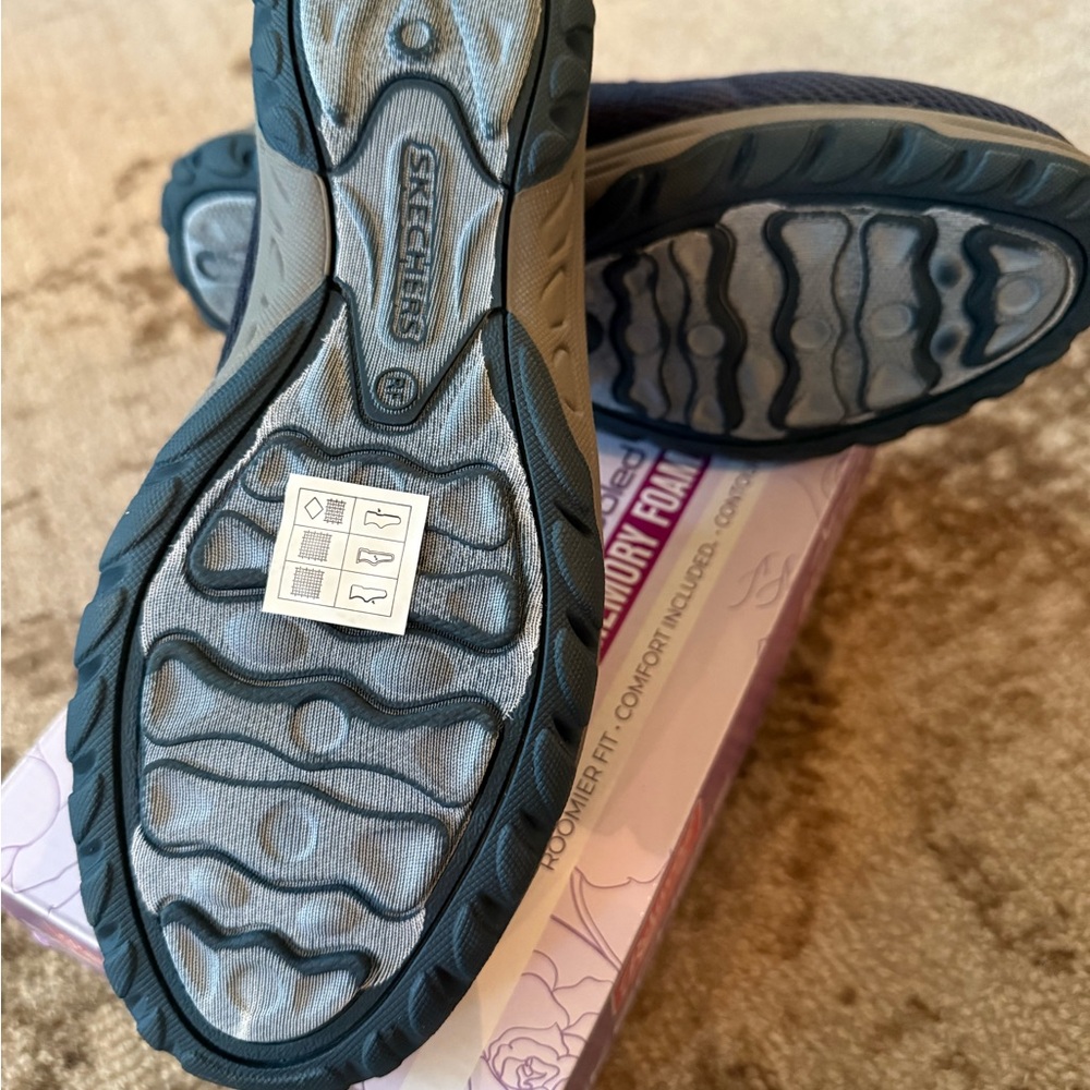 Skechers Relaxed Fit Reggae Fest Navy Slip Ons Women’s 7.5 NWT - Picture 2 of 9